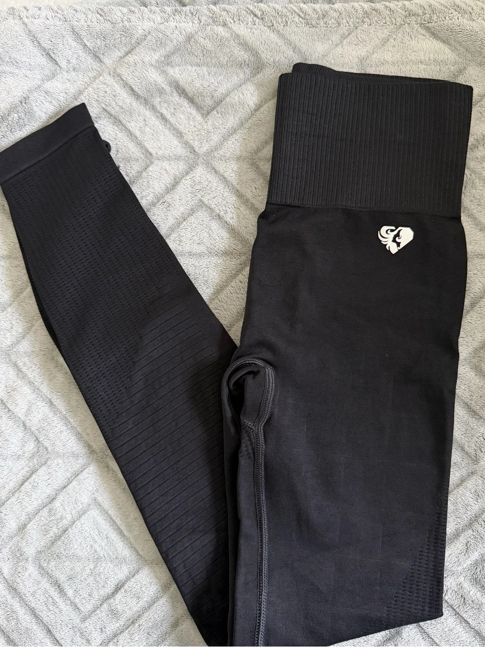 Women’s Best Seamless Athletic Leggings with Heart Logo
